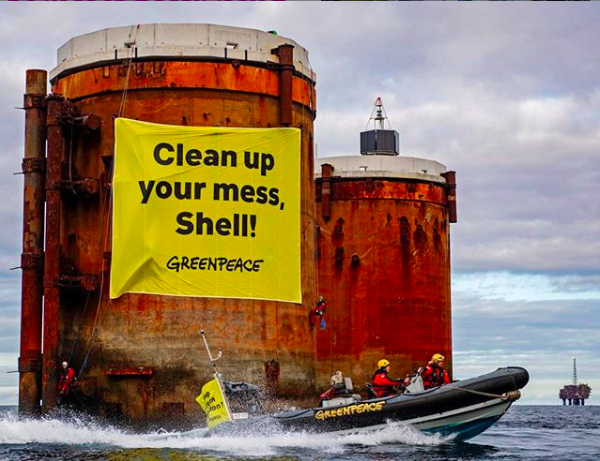 “Clean up your mess”, says Greenpeace flag on Shell’s North Sea platform